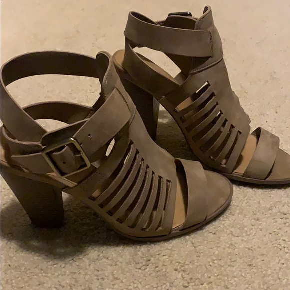 Heart in D Sandal - Picture 3 of 3